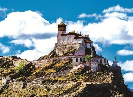 图为:雍布拉康是西藏历史上第一座宫殿(曹中阳 摄)