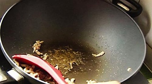 武汉男子3888元买口不粘锅 用了3月就粘锅