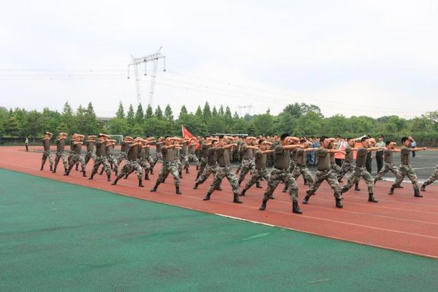 武昌职业学院举办首届定向士官军事体育运动会
