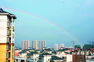 武汉昨现彩虹跨越长江两岸 暮春时节相对少见