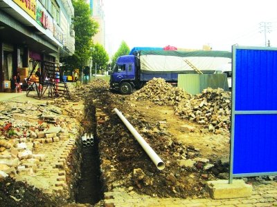 武汉物流司机私掀市政施工板施工路面当停车场