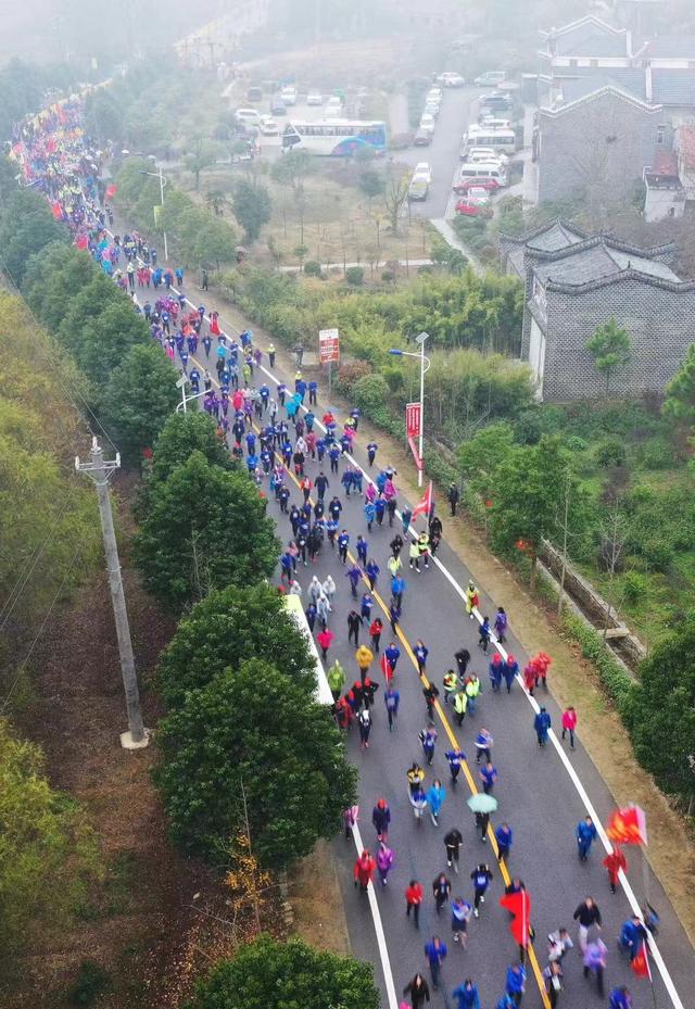 奥运冠军领跑武汉“山马” 3000名选手奔走山区“最美公路”