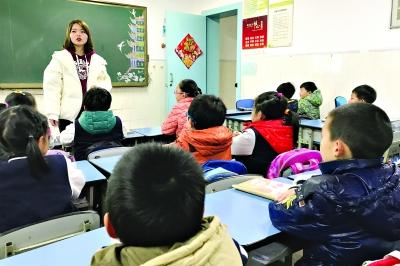 让学生感受教育的温度 小学班主任手绘课程表