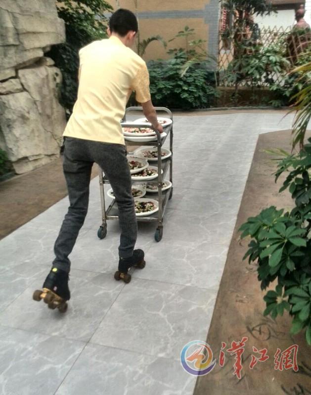 襄州一酒店服务员穿旱冰鞋传菜 成为独特景观