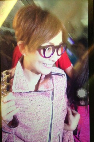 郑秀文晒透视黑纱泳装美照 平胸美腿显性感