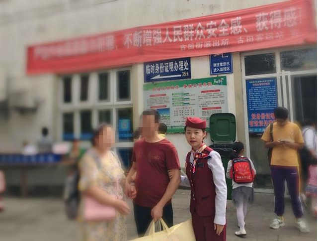 盲人夫妻坐地铁下错了站 两站工作人员联动相