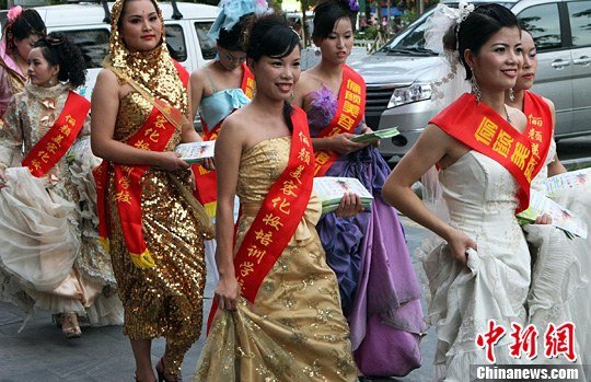 图:深圳<em>打工妹</em>繁华街头集体扮新娘促销_湖北