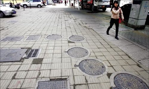 武汉雄楚大道一步一井盖 30平米14个井盖