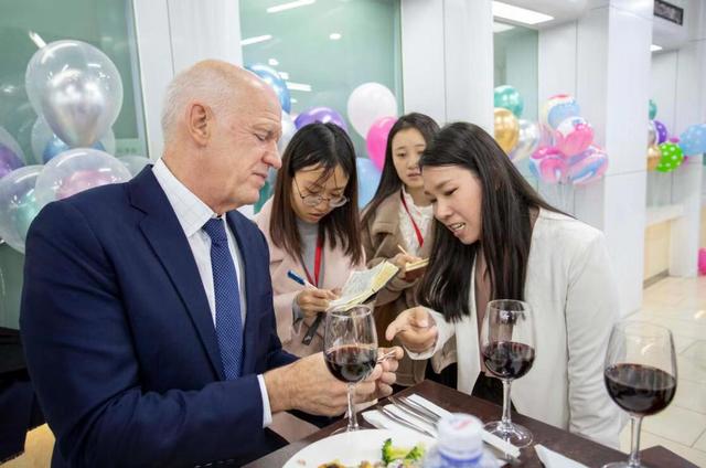 大学生设计首饰获赞 荷花里开出希腊城市美轮美奂