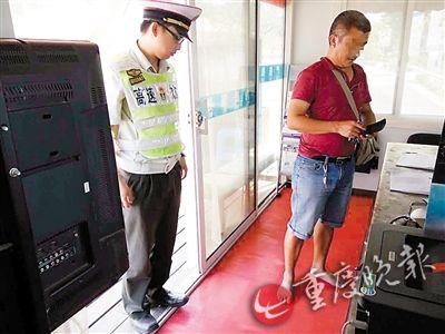 男子光脚开车反问警察:哪条法律规定不准?(图