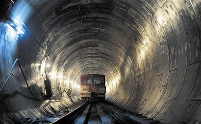 图文:武汉地铁2号线首段区间隧道轨道昨日铺通