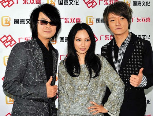 <em>飞儿乐队</em>为广州歌迷唱响粤语歌_大楚网_腾讯