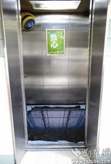 电梯地板上现阴森电梯井 原是3D图画地垫(图