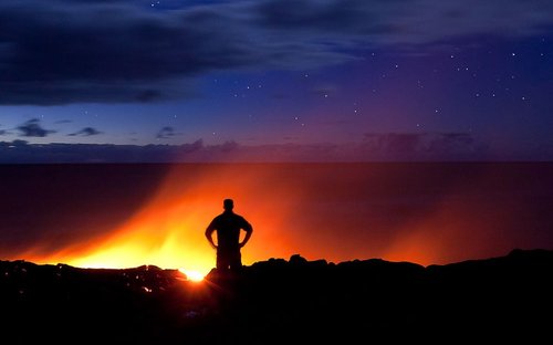疯狂摄影师近距离接触火山岩浆 拍摄震撼画面