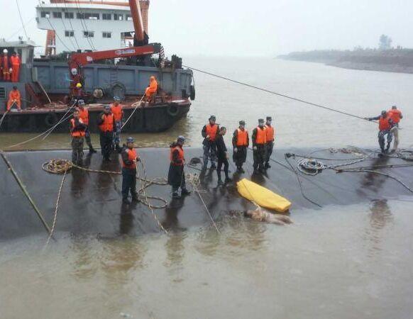 沉船现场搜救人员捞出一具50岁左右女性遗体