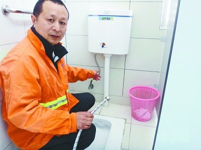 武汉城管修厕所15载 每年至少300天干 臭 差事