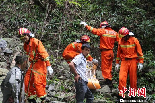 湖北一农夫深山采药从山顶滑落 不幸身亡(图)