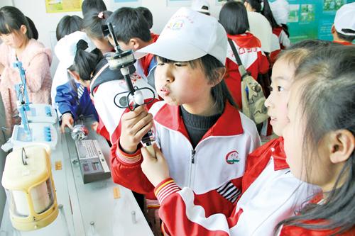 200名小学生走进孝感科普馆 学习气象科普知识