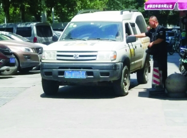 武汉一小区外停车场遭质疑 停车证过期还收费
