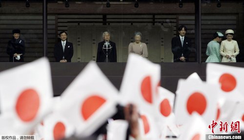 日天皇迎78岁生日 开放皇居向民众挥手