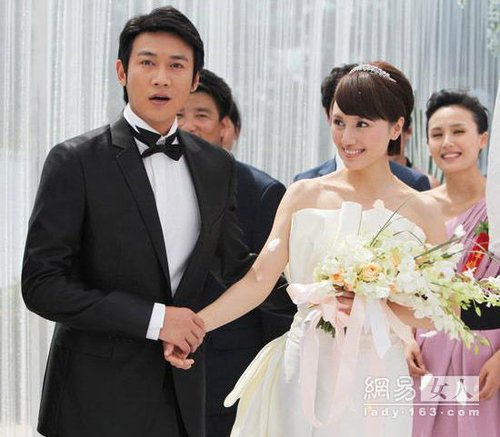  美似 娇艳桃花 谢娜大婚短发粉色眼妆迷人_地方