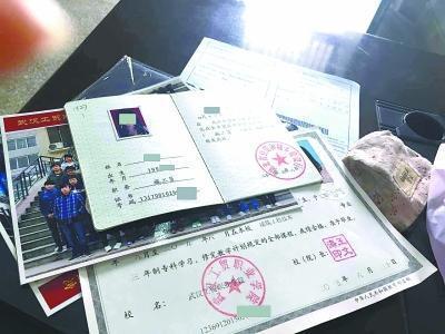 多名学生苦读3年领假文凭 校方称将集中更正