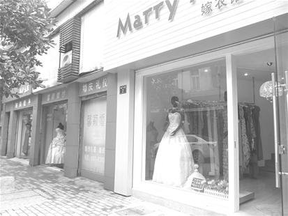 图为：如今的扬子街上，婚纱仍是主要经营方向（楚天金报记者肖丽琼摄）