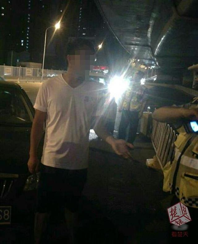 武汉一男子无证驾驶被查 喊来好友帮忙也被抓