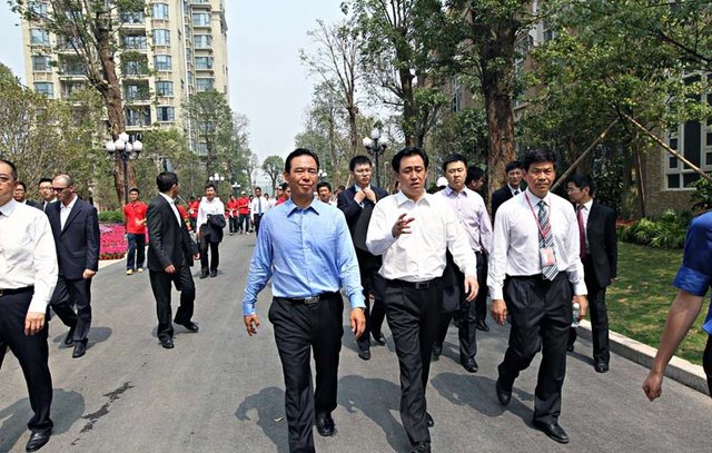 揭秘恒大老板许家印身家 秀爱马仕堪称潮男