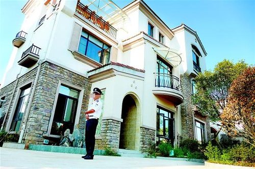 咸宁女子编谎言骗亲友三千余万元 还赌债买别