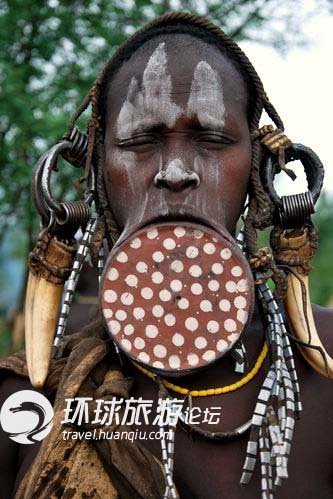 嘴里放餐盘小菜一碟 非洲原始部落以嘴大为美_旅游频道_旅游新闻_腾讯·大楚网