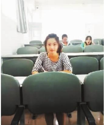 女大学生苦撑一个家 打工供弟读书瞻仰外公外