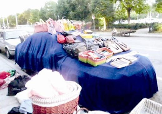 武汉摊主在私家车上摆摊卖包 称更显档次(图)