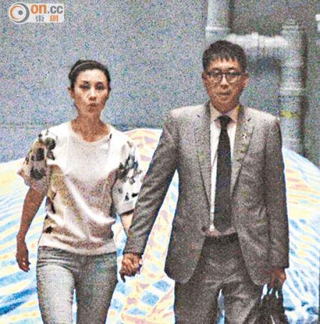 李嘉欣接老公<em>许晋亨</em>下班 街头手拉手恩爱甜蜜