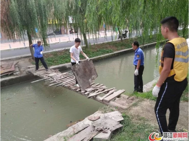 潜江一渠上违章搭建木桥 因安全隐患大被拆除