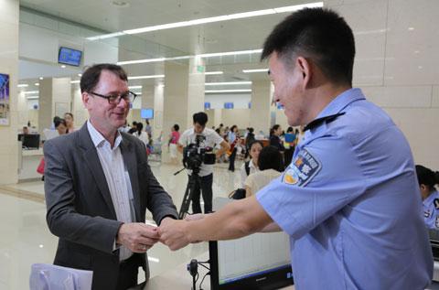 武汉实行五项出入境优惠政策 吸引外籍高层次