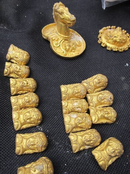 保加利亚发现大量2400年前黄金首饰(组图)