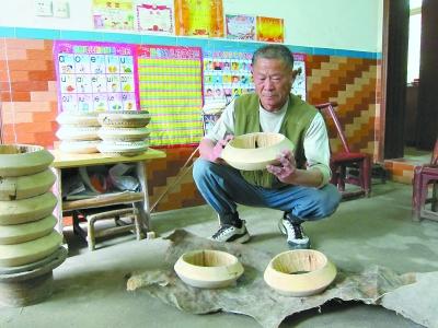 六旬皮匠制鼓绝活:20张扑克牌厚牛皮削成鼓皮