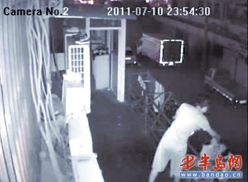 变态男偷女工内衣被直播