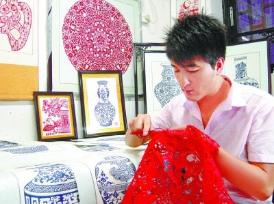 武汉大学生剪纸一年赚30万 将掘礼品收藏市场