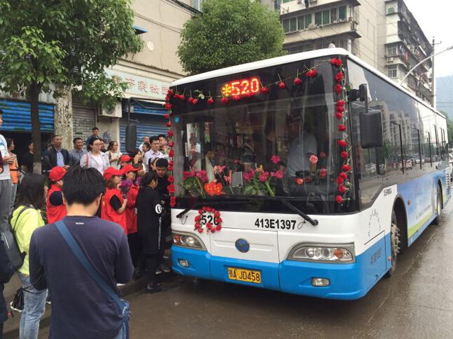 武汉公交“示爱”乘客 520当天送出999朵玫瑰_大楚网_腾讯网
