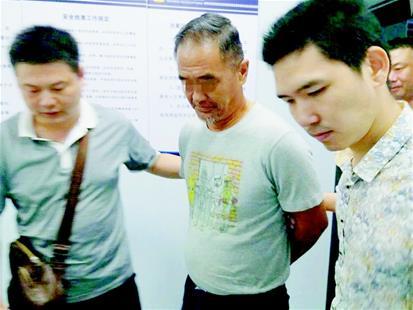 图为：李某被捕