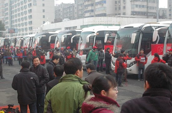 湖北联通送农民工<em>兄弟姐妹</em>回家<em>过年</em>_大楚网