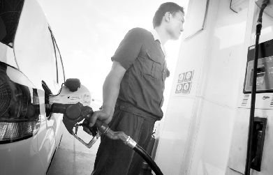 武汉10月1日起售国IV汽油。本报记者 赵端 摄