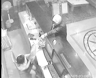 半小时连抢两宾馆 荆门警方昨悬赏万元缉凶(图