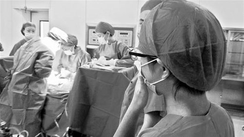 社会志愿者走进6大医院 体验医生一天的工作