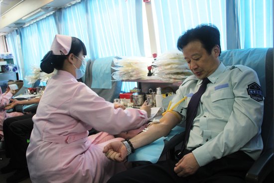 宜昌血站<em>AB型血</em>库存告急 城管撸袖献热血(图)
