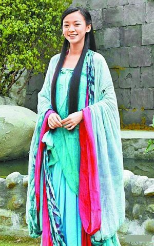 陈妍希Hold不住古装造型 圆脸被放大损形象