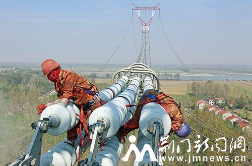 国网组织人员高空检修交流特高压输电线路(图