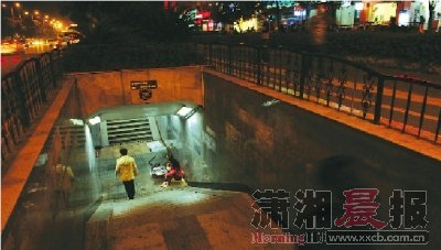 未拉手刹小车冲进地下通道撞死人 司机获缓刑